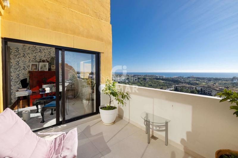 Foto 8e8fb2fd-9e61-48f5-a685-eda9e3e60427. Tríplex amb calefacció aparcament piscina a La Concha - Resina Golf Estepona