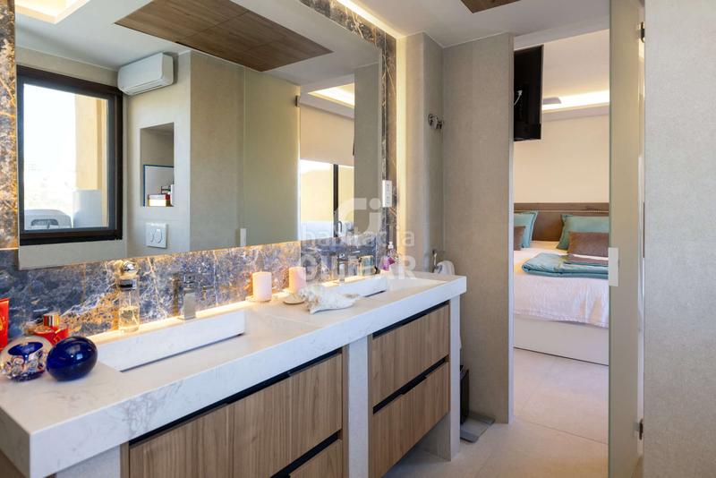 Foto 8f8eaa65-09db-48cf-9967-13ea2a256ec5. Tríplex amb calefacció aparcament piscina a La Concha - Resina Golf Estepona