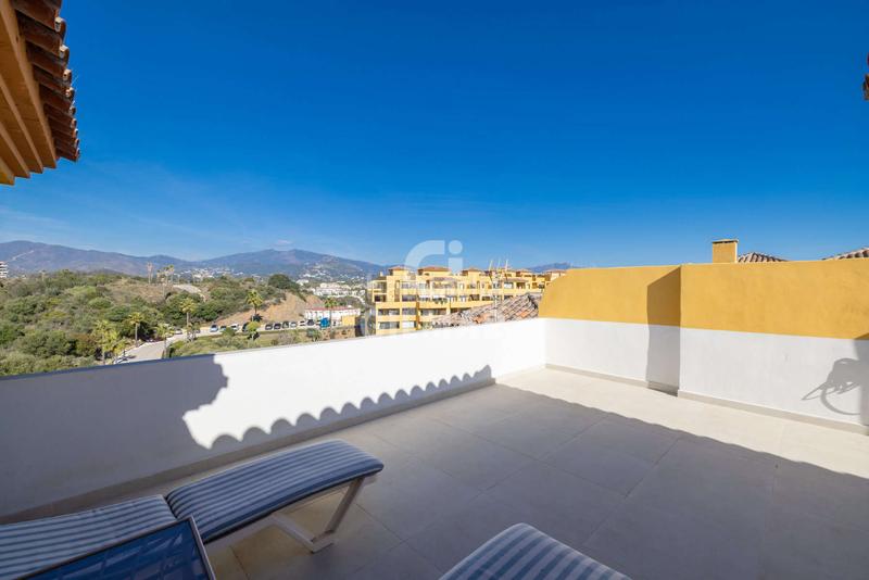 Foto b7c2267c-e880-4632-bca5-e4d26a2b49fa. Tríplex amb calefacció aparcament piscina a La Concha - Resina Golf Estepona