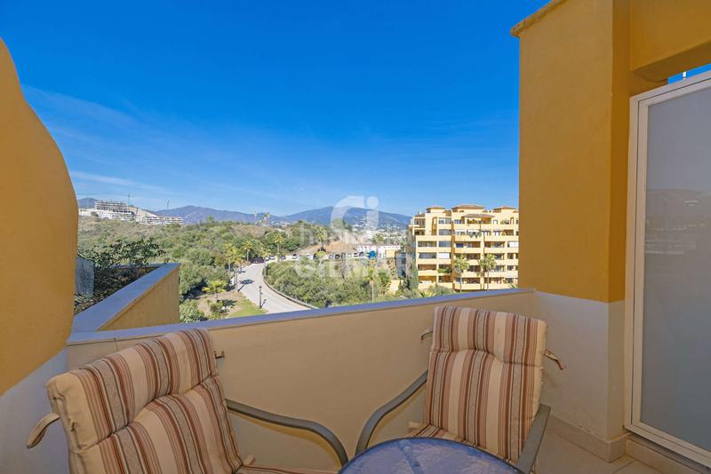 Foto d6b43cf5-8449-40f5-9f46-3d1aa0eb3121. Tríplex amb calefacció aparcament piscina a La Concha - Resina Golf Estepona