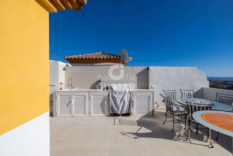 Foto d9ab8550-b94b-4fd4-b30a-cfb2dd120f0a. Tríplex amb calefacció aparcament piscina a La Concha - Resina Golf Estepona