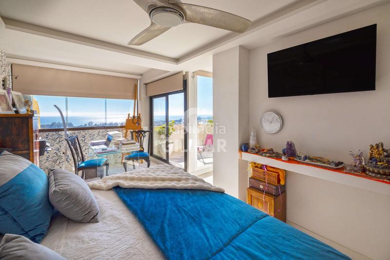 Foto db8dbeec-457f-44bb-a8f1-1b4f8447d517. Tríplex amb calefacció aparcament piscina a La Concha - Resina Golf Estepona