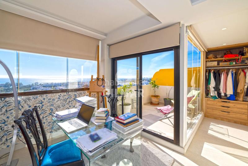 Foto dccee27b-acbf-4cef-8396-3a2f3e08bb1e. Tríplex amb calefacció aparcament piscina a La Concha - Resina Golf Estepona