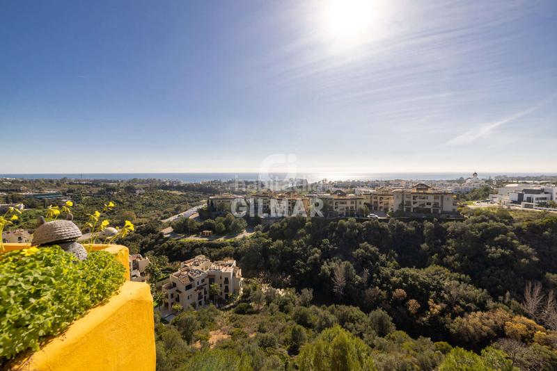 Foto fb4e2d1d-19e0-4168-8106-24c462d5bf4a. Tríplex amb calefacció aparcament piscina a La Concha - Resina Golf Estepona