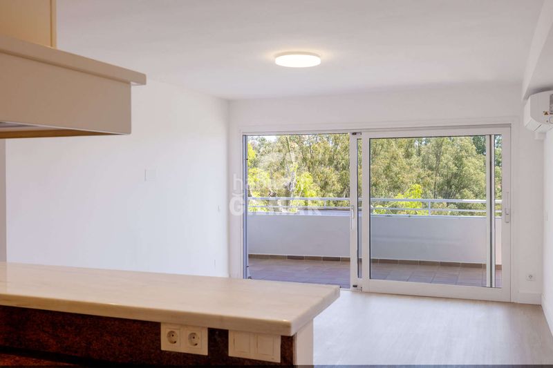 Foto 7a380f3f-3364-4882-9907-36361a527d0b. Apartament amb calefacció aparcament piscina a Nueva Atalaya Estepona