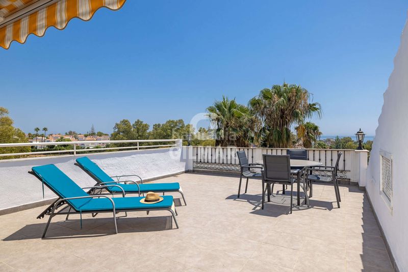 Foto 2336f5ca-5a40-48ce-89a1-1bbedf5d304d. Apartament amb calefacció aparcament piscina a Nueva Atalaya Estepona