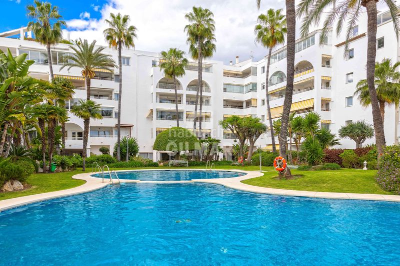 Foto b54dfc93-1de4-4ec9-9cb7-0bfc4e3889c9. Apartament amb calefacció aparcament piscina a Nueva Atalaya Estepona