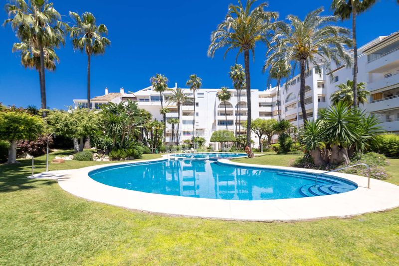 Foto b5fc0b47-dfaf-489c-ac91-582bf21d7b08. Apartament amb calefacció aparcament piscina a Nueva Atalaya Estepona