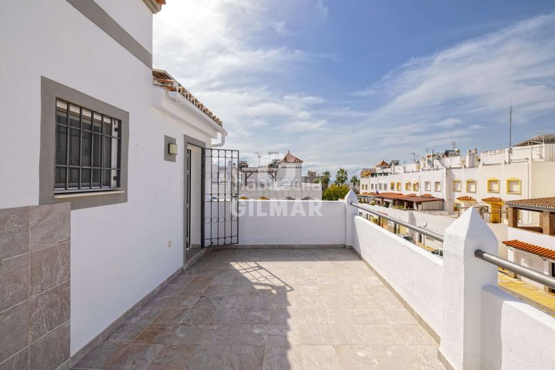 Foto 3ef75223-7ed2-467a-96d3-d0369ca4f718. Casa aparellada amb calefacció aparcament a sierra de Estepona - avda. de andalucía Estepona