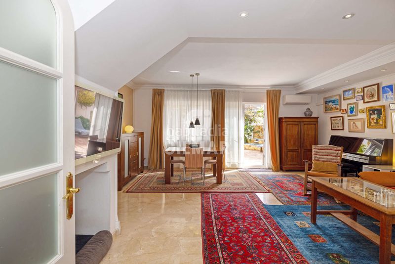 Foto f8bef4ce-ece3-4bbf-b8d4-7c4578f325b6. Casa aparellada amb calefacció aparcament a sierra de Estepona - avda. de andalucía Estepona