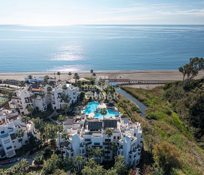 Foto a06e2c83-b8eb-45a7-a279-b56e38db5709. Ático ubicado en el exclusivo complejo residencial bahía dEl Velerín, entre marbella y , este impresionante ático ofrece una exp en Estepona