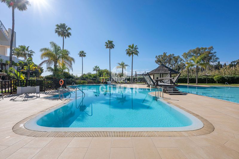 Foto a0c94fae-bf80-4756-a02b-9b94cec3a8dc. Ático ubicado en el exclusivo complejo residencial bahía dEl Velerín, entre marbella y , este impresionante ático ofrece una exp en Estepona