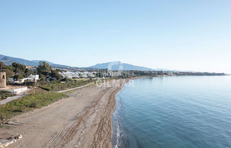 Foto a2953c26-24d8-4a4b-95bb-47a703015343. Ático ubicado en el exclusivo complejo residencial bahía dEl Velerín, entre marbella y , este impresionante ático ofrece una exp en Estepona