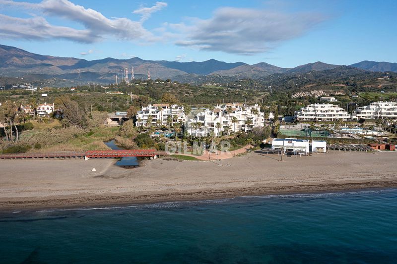 Foto b56bc549-5c8a-42ec-95d9-25aecff5d57a. Ático ubicado en el exclusivo complejo residencial bahía dEl Velerín, entre marbella y , este impresionante ático ofrece una exp en Estepona