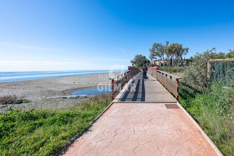 Foto e12fb0ee-7987-4b18-829a-725076dc13a4. Ático ubicado en el exclusivo complejo residencial bahía dEl Velerín, entre marbella y , este impresionante ático ofrece una exp en Estepona