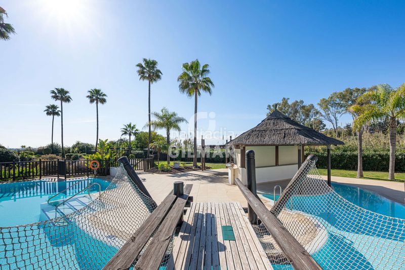 Foto f05514bc-6a01-4d02-94c2-449c95335a33. Ático ubicado en el exclusivo complejo residencial bahía dEl Velerín, entre marbella y , este impresionante ático ofrece una exp en Estepona