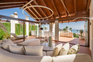 Ático en El Velerín. Ubicado en el exclusivo complejo residencial bahía del velerín,