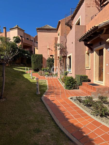Foto 6489c687-e228-4c74-bd95-36d8585bdb5b. Casa adossada amb calefacció aparcament piscina a Estepona