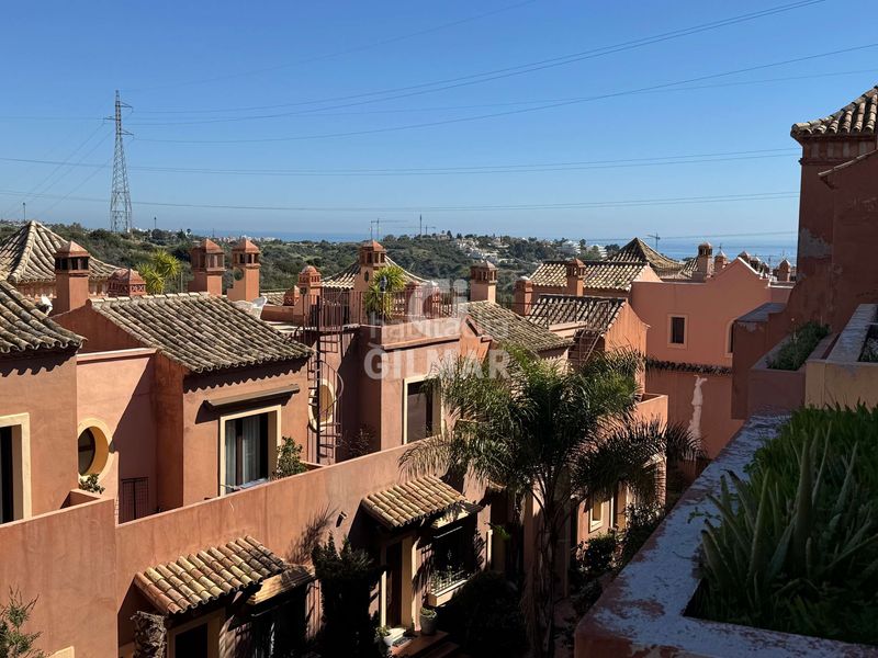 Foto 7e0bc934-b3c9-47dd-b102-8a3a4b4808c2. Casa adossada amb calefacció aparcament piscina a Estepona