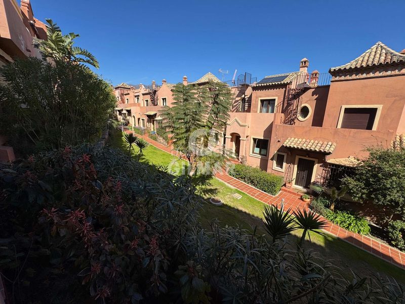 Foto ad288078-3eef-45cc-9138-0291df6d86d7. Casa adossada amb calefacció aparcament piscina a Estepona