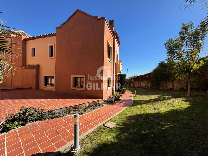 Foto c5ad34b7-8ef2-42a7-9642-dda5c57c3551. Casa adossada amb calefacció aparcament piscina a Estepona
