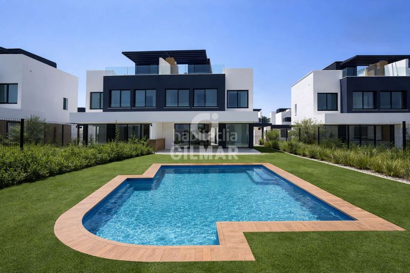 Foto 8be438f0-8b61-4b7e-8109-ff61afa6b5b3. Casa aparellada amb calefacció aparcament piscina a Estepona