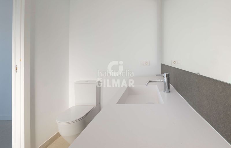 Foto 13210b1a-276b-4088-ab6a-05c2216fd05f. Casa aparellada amb calefacció aparcament piscina a Estepona