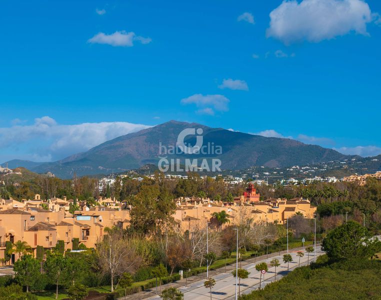 Foto 23cea9a4-23f0-4b3b-9de8-0e0a5d4b4563. Casa aparellada amb calefacció aparcament piscina a Estepona