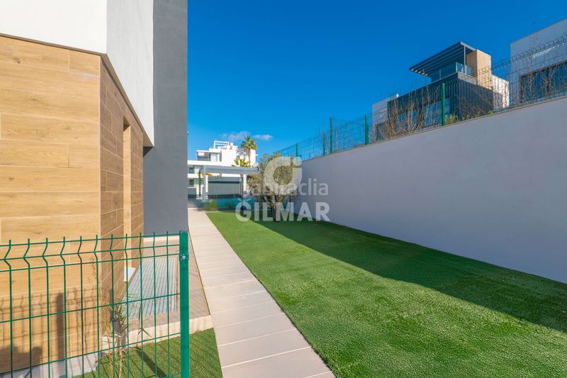 Foto 267355f5-cec8-44b9-93b0-20f0e2ffef25. Casa aparellada amb calefacció aparcament piscina a Estepona