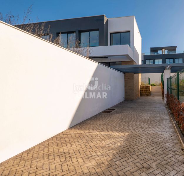 Foto 56382983-d8f6-4e50-953a-908852acc1ac. Casa aparellada amb calefacció aparcament piscina a Estepona