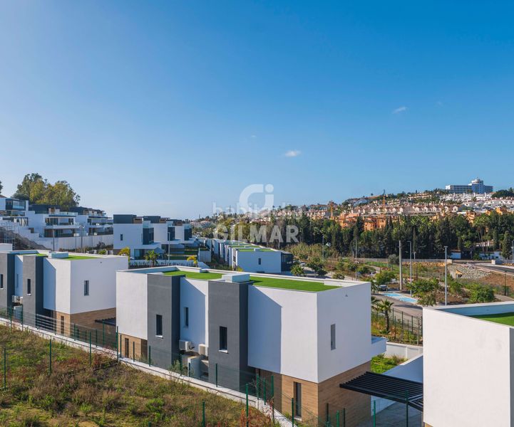 Foto 677f2339-0615-4bf8-bcf6-49245cf199ec. Casa aparellada amb calefacció aparcament piscina a Estepona