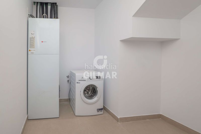 Foto 7e61b3d8-151e-40c8-a5cf-61a33375ccf9. Casa aparellada amb calefacció aparcament piscina a Estepona