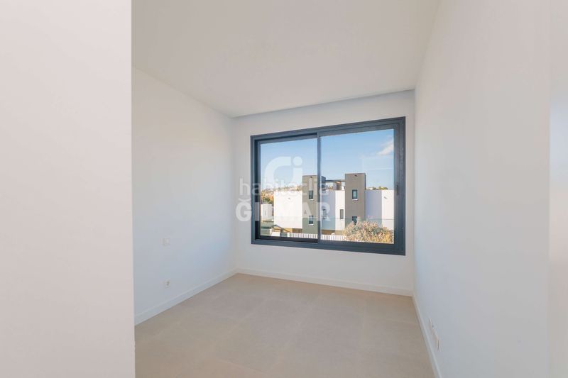 Foto 950e0438-45e1-463f-bfd7-828be8b86ae0. Casa aparellada amb calefacció aparcament piscina a Estepona