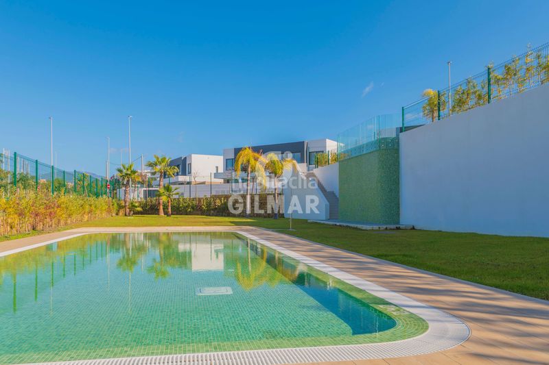 Foto d8973078-c90d-4700-9d8a-2f180b2f5bcc. Casa aparellada amb calefacció aparcament piscina a Estepona