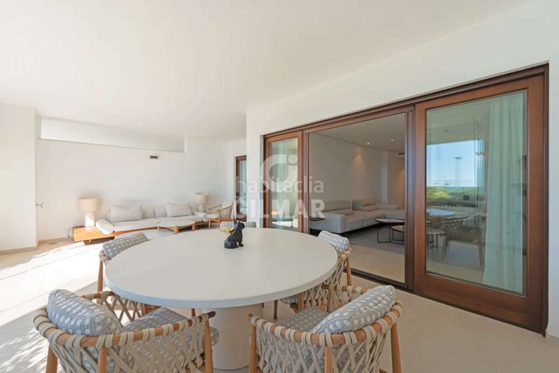 Foto 0d3ee336-7157-488a-b5b8-ce86a133fe09. Apartament amb calefacció aparcament piscina a puerto de Estepona Estepona