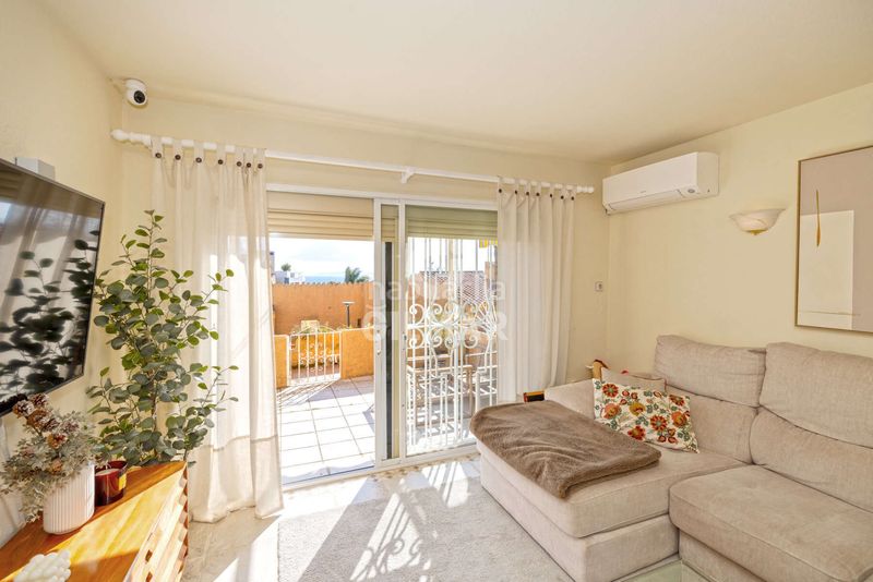 Foto 6bd546eb-ef16-4449-a529-0bfa1620e002. Casa adossada a puerto de Estepona Estepona