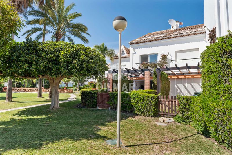 Foto 81faec54-614d-4366-a236-b844462f5209. Casa aparellada amb calefacció aparcament piscina a Estepona
