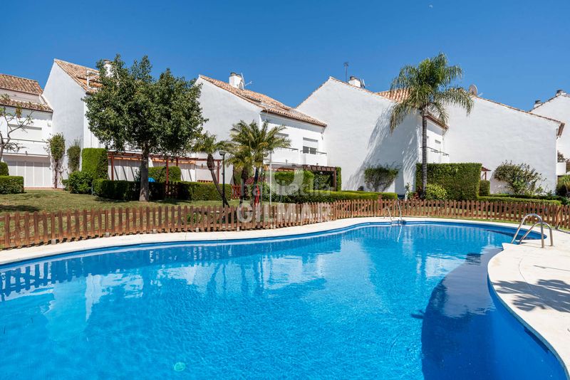 Foto 9a7b1dc1-4b90-453f-b466-d8e4bb54df06. Casa aparellada amb calefacció aparcament piscina a Estepona
