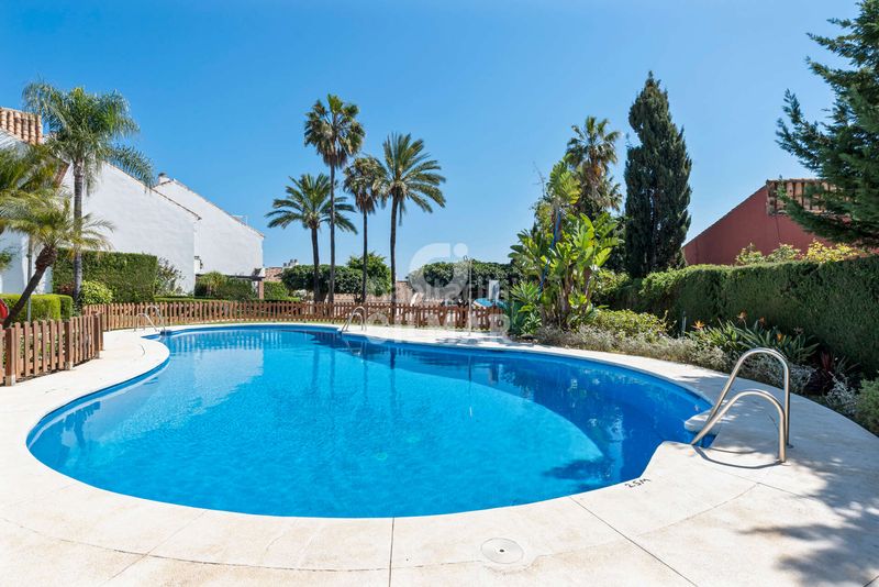 Foto c5f4164a-ce89-4392-b6b4-e4bf31ef81c2. Casa aparellada amb calefacció aparcament piscina a Estepona