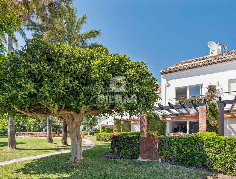 Foto e15bcfb6-5f92-495f-886f-a42ee520f5c9. Casa aparellada amb calefacció aparcament piscina a Estepona