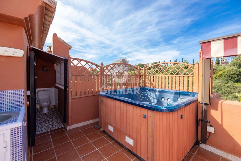 Foto 2b70a7e5-4e05-4a1a-b8b7-e1570bae9ee9. Dúplex amb aparcament piscina a Buenas Noches Estepona