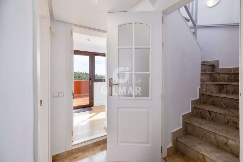 Foto 496debec-4a21-4a98-a0d6-c11c586e67e1. Dúplex amb aparcament piscina a Buenas Noches Estepona