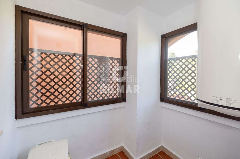 Foto 87f9fe5f-27ff-4541-8787-19f631c852d4. Dúplex amb aparcament piscina a Buenas Noches Estepona