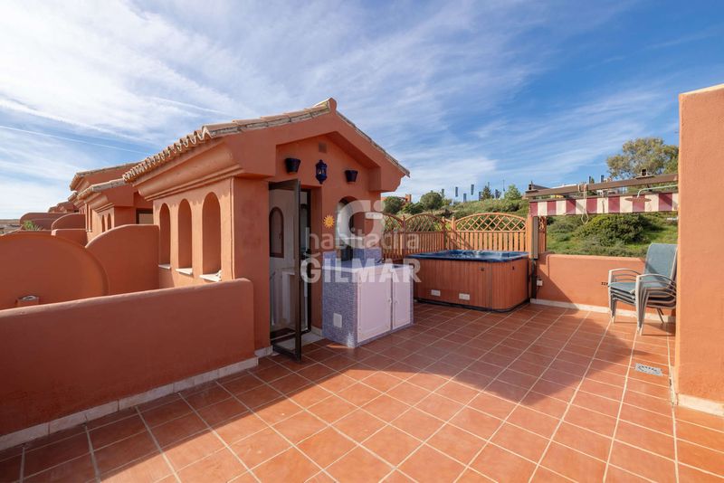 Foto 9f4adb8f-b612-4fe0-8bd2-711a57516ebc. Dúplex amb aparcament piscina a Buenas Noches Estepona