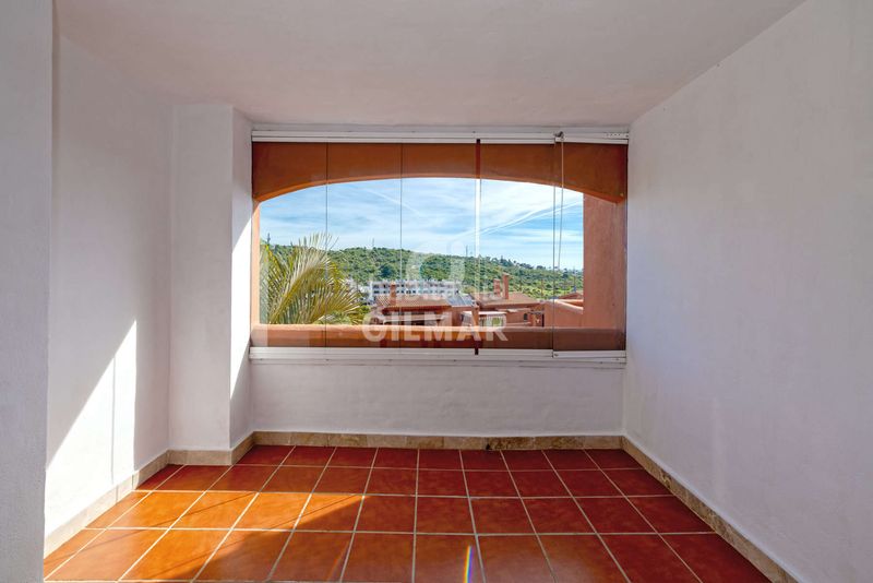 Foto aaafbbde-1b86-4eb5-8485-2d38292a86a7. Dúplex amb aparcament piscina a Buenas Noches Estepona