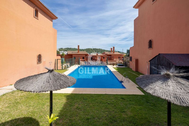 Foto c0cf549f-fd1a-45f4-9445-72966e412e31. Dúplex amb aparcament piscina a Buenas Noches Estepona