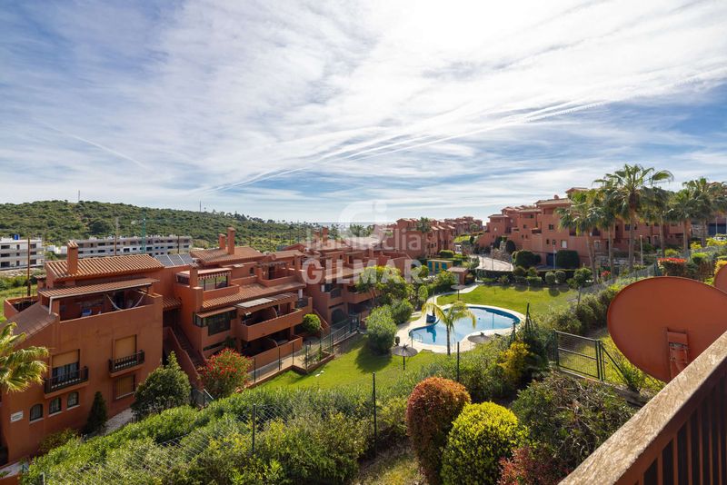 Foto def6118c-ecec-420b-95e4-b1682c454c38. Dúplex amb aparcament piscina a Buenas Noches Estepona