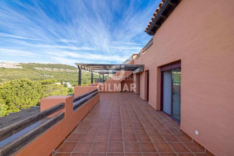 Foto 4e999edf-e33b-4661-ad26-a53d74f0b296. Àtic amb calefacció aparcament piscina a Casares golf - Casares del sol Casares