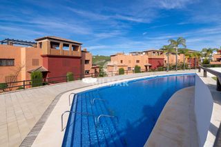 Attique à Casares Golf - Casares del Sol. Descubre el potencial de este ático con solárium en la costa de