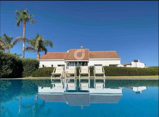 Chalet à Manilva Pueblo. Exclusiva villa moderna situada en una amplia parcela privada de